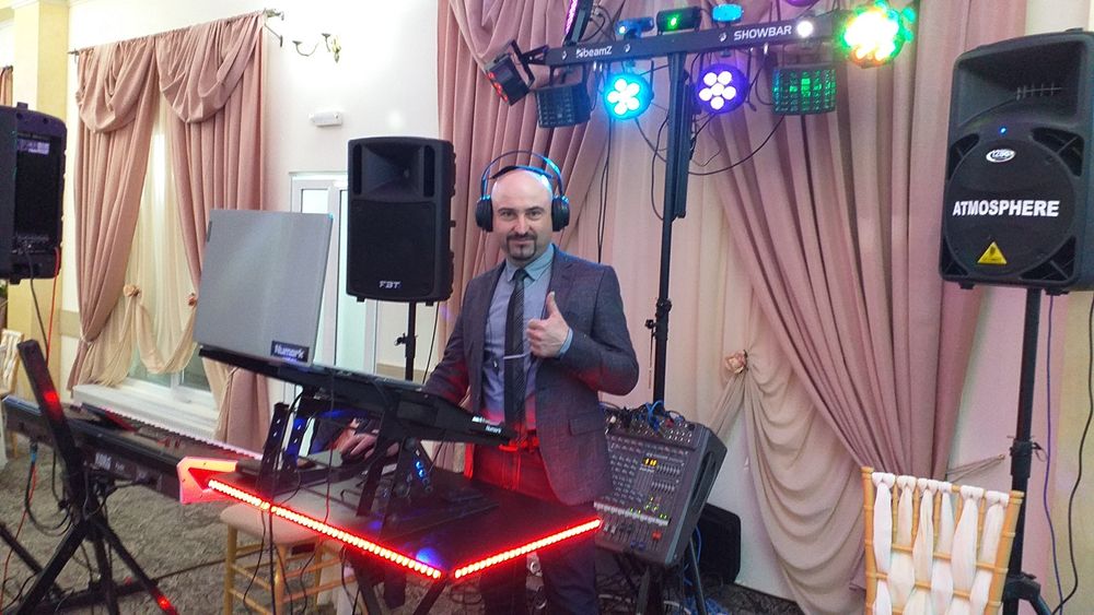 Formatie live,masina fum greu,lumini decor si scena,cabina foto,Dj