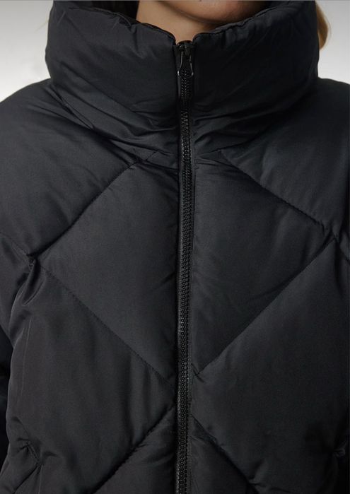 Дамско зимно черно капитонирано яке с висока яка