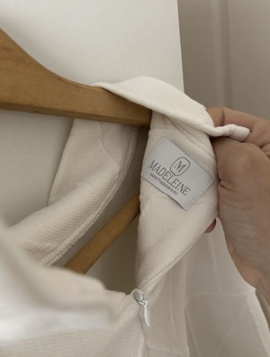 Продавам бяла блуза на Madeleine