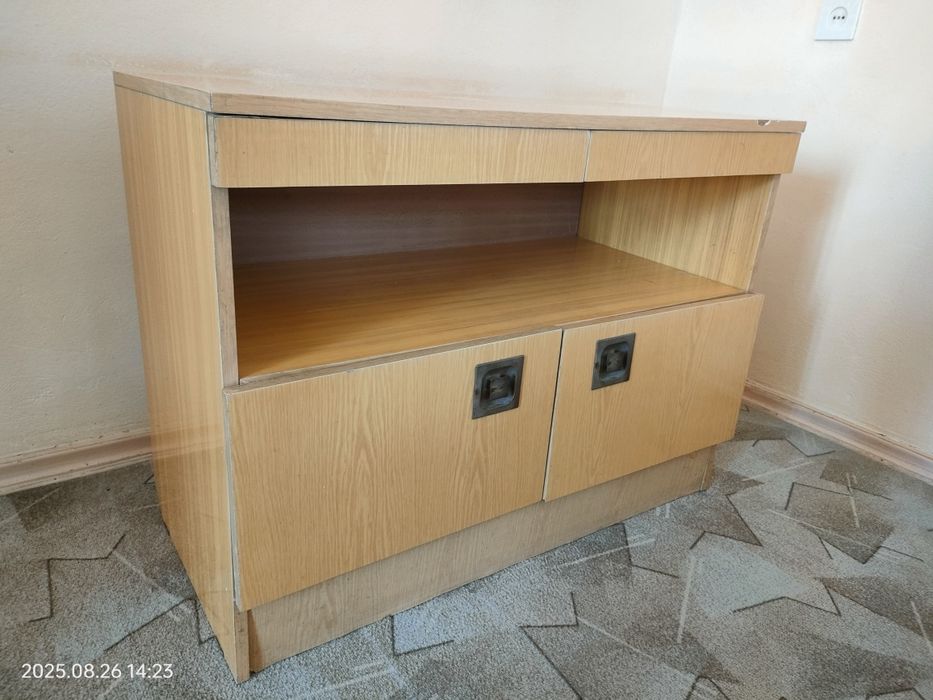 продам тумбочку.