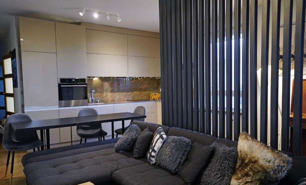 Дава се под наем Двустаен апартамент в Бургас, Център - 75 кв.м за 408 € - Снимка #2