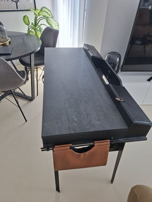Birou modern Cilek Dark Metal, negru, cu mâner piele și porturi USB