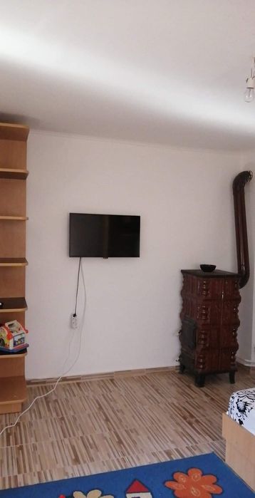 Închiriez  cameră la curte