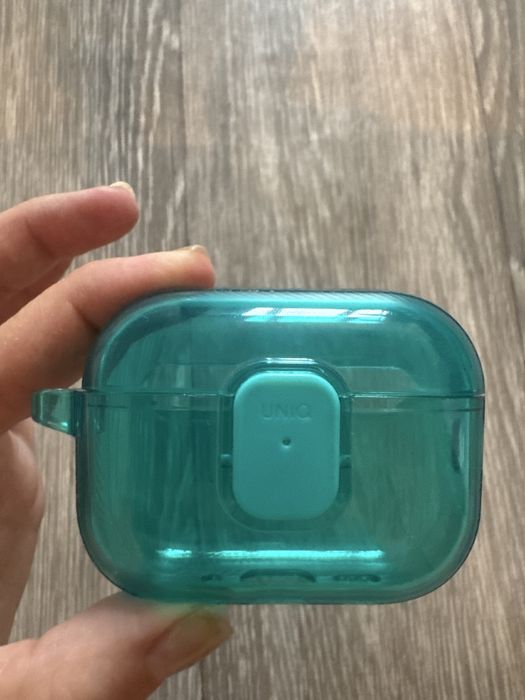 Кейс Uniq для AirPods