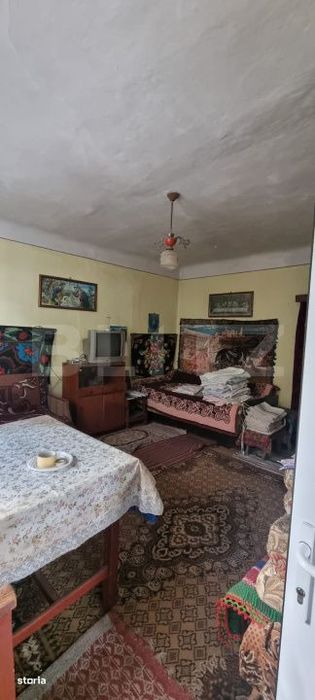 Casa cu 3 camere, anexe, curte si gradina