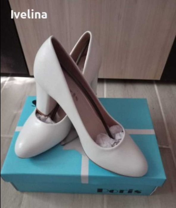 Дамски бели обувки на ток