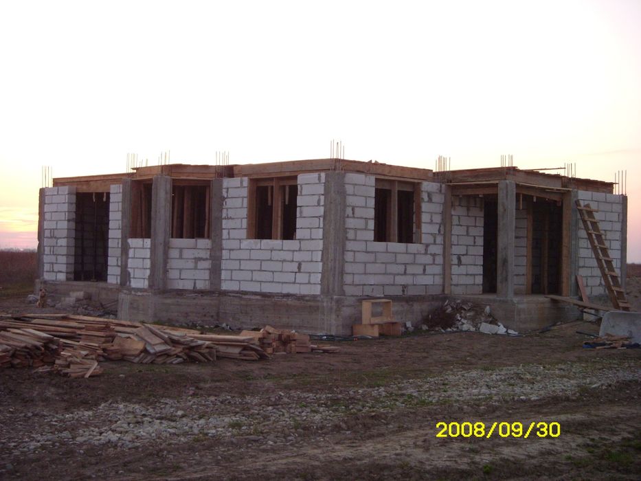 Casa la rosu in Tartasesti