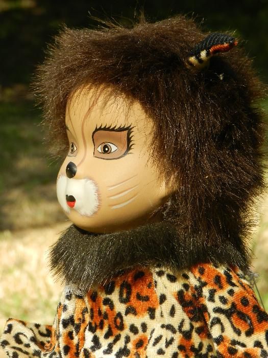 Arlechin maimutica in leagan realizat minutios ,portelan pictat -47 cm