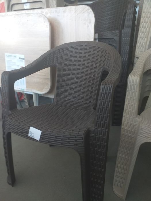 Vand scaune de ratan pentru terasa