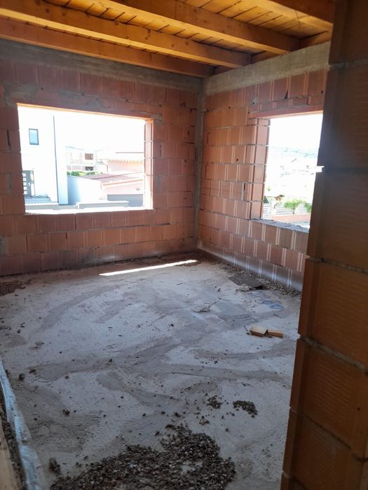 Vând casă în constructie