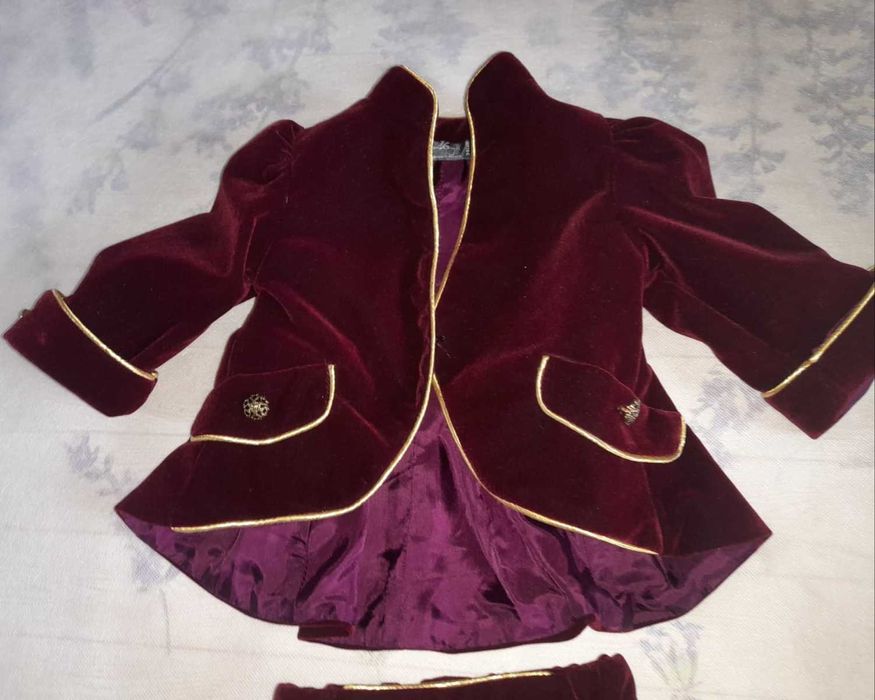 Costumas din catifea pentru botez