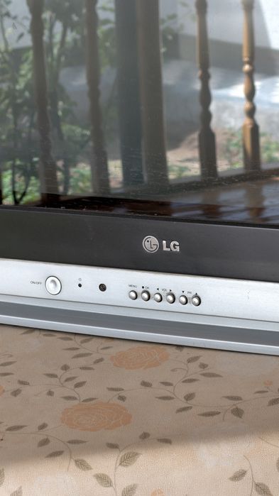 Телевизор LG холати жуда яхши