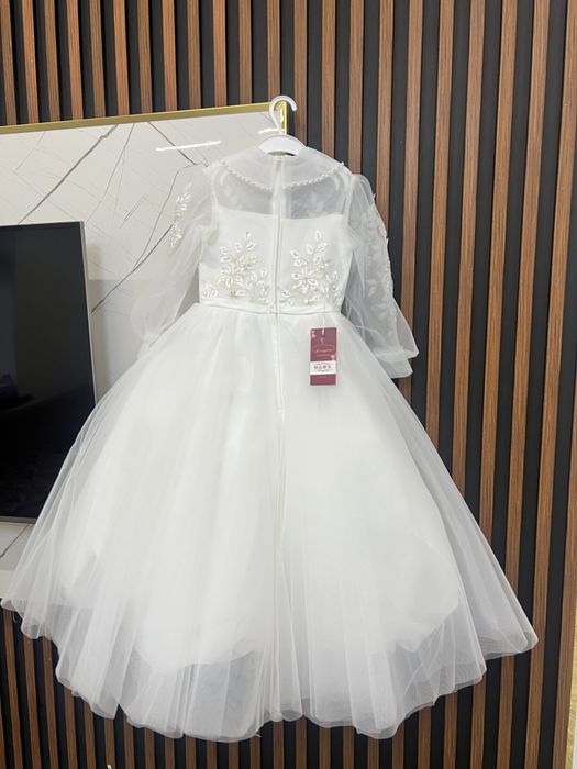 Продаётся нарядное белое платье для девочки