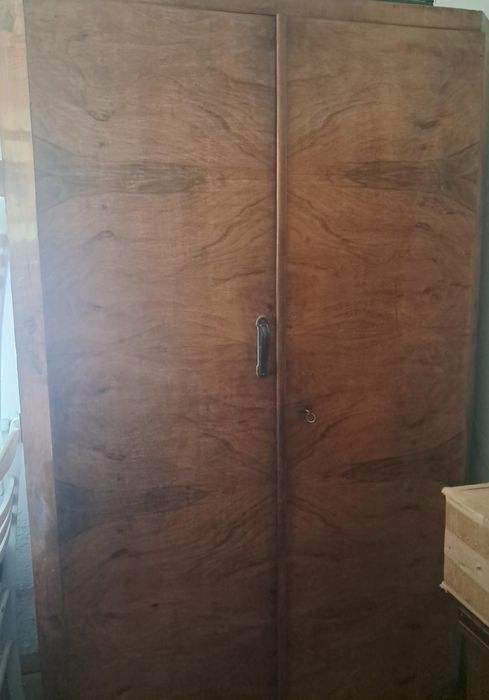 Старинен гардероб от орех