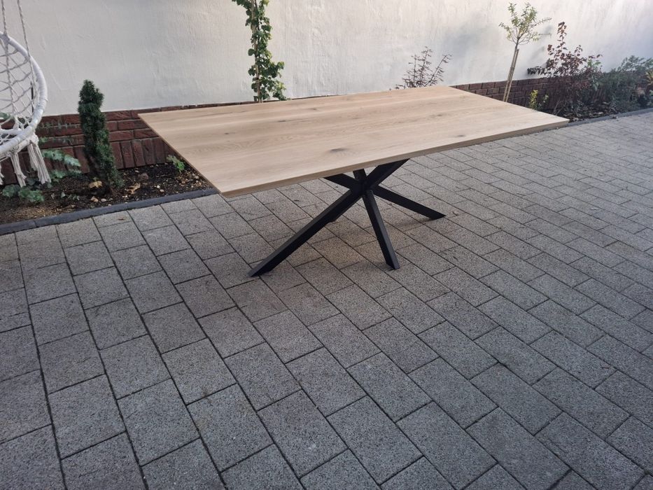 Masa  dining realizata din lemn masiv de stejar