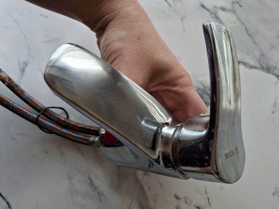 Продаётся смеситель (кран)со шлангами в отличном состоянии,фирма ROSSI