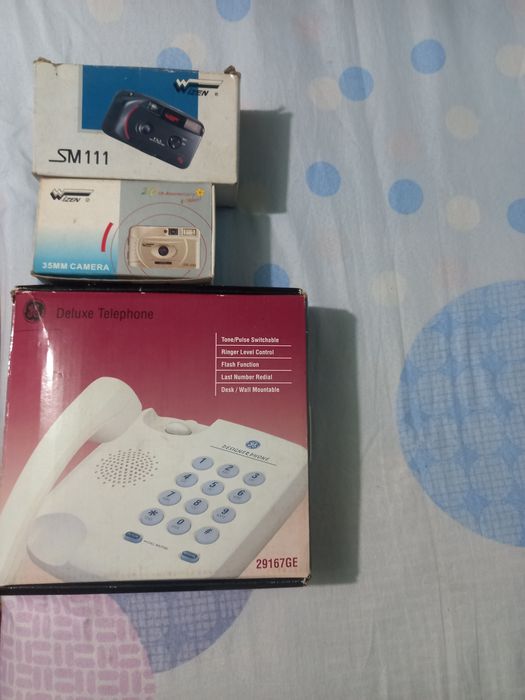 Telefoane vechi, aparate foto și bancnote vechi