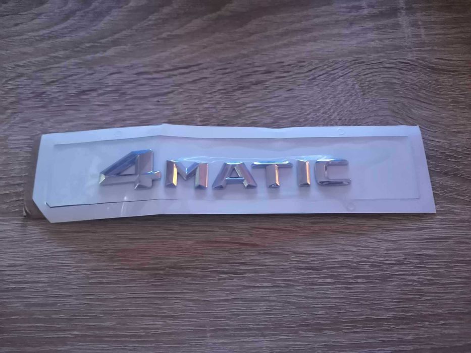 сребрист надпис Mercedes Benz 4matic