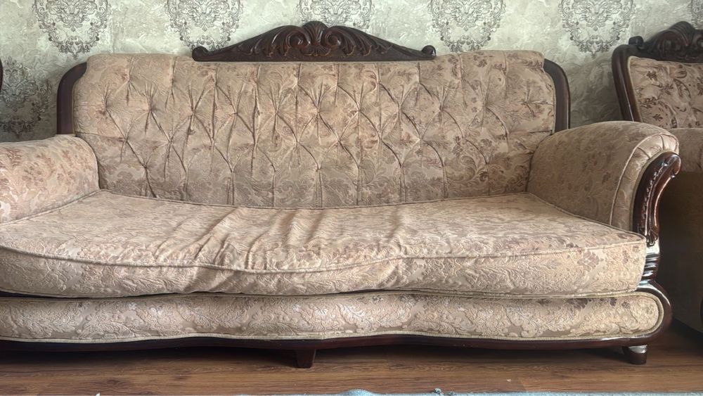 Продам диван в среднем состоянии