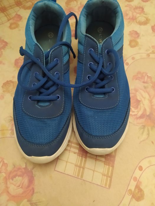 Продам кроссовки