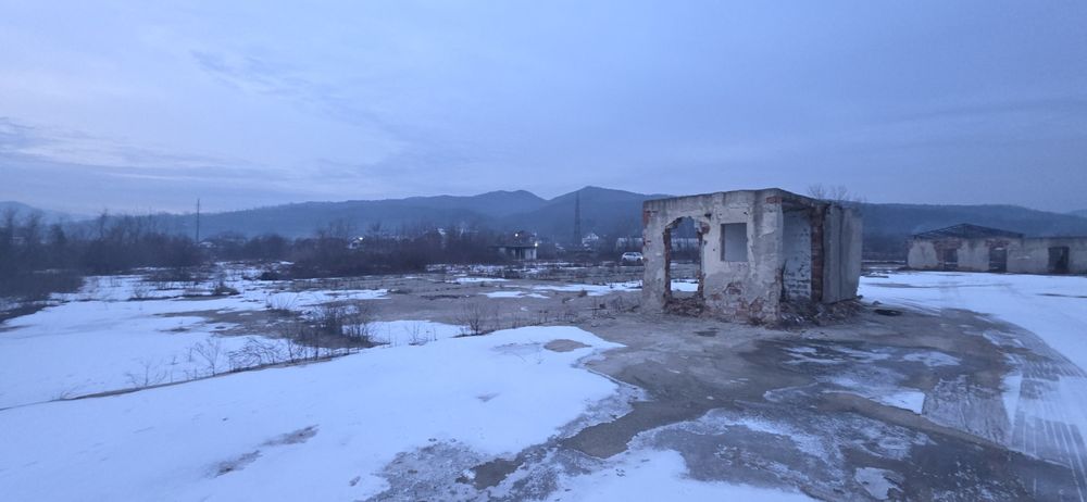 Inchiriez teren betonat