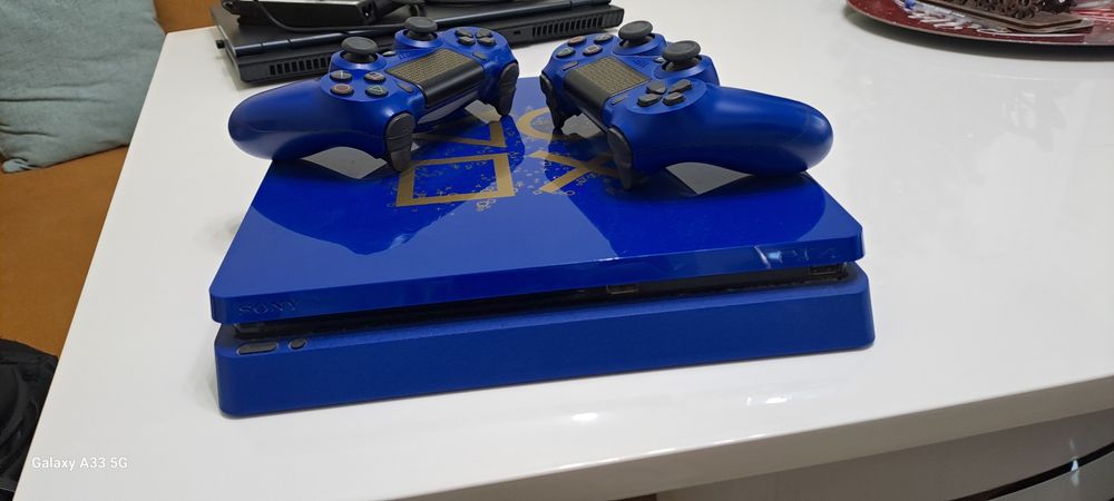 Playstation 4 лимитиран с 2 контролера и 9 игри в комплет