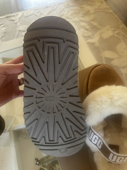 Ugg-uri aproape noi,o singura purtare