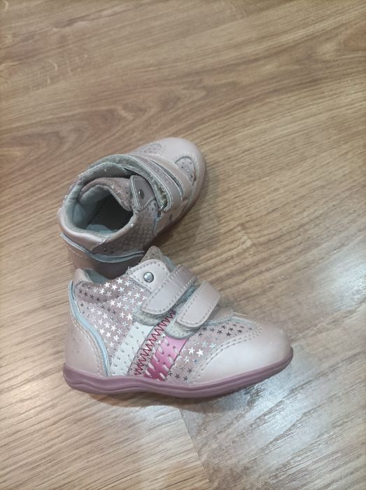 Первые кроссовки для малышки