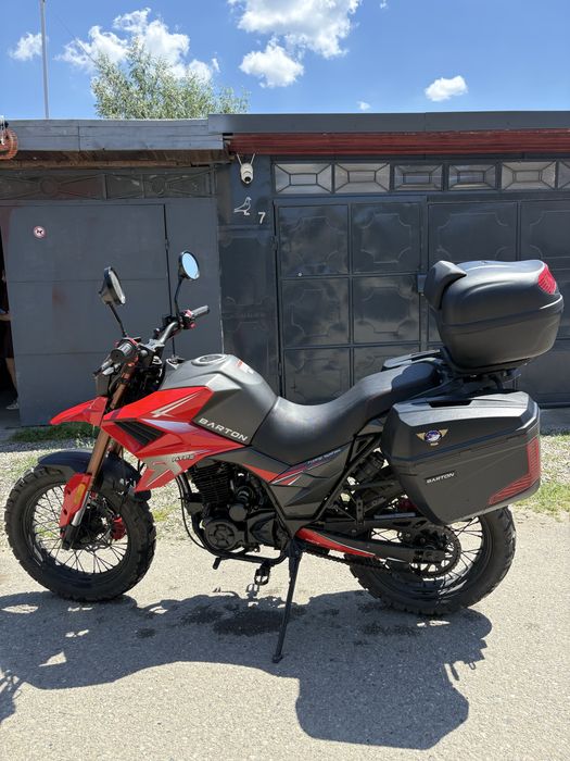 Motocicleta Barton Tekken 125, an fabricație 2023, categoria A1, cu cutii laterale și topcase montate, într-o stare foarte bună ,apoape noua