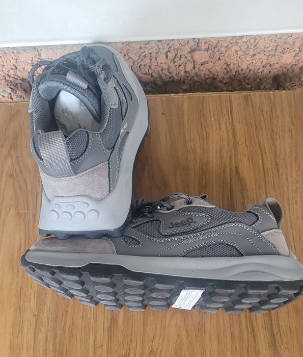 Продам кросовки Jeep