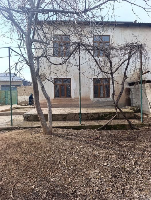 Uy sotiladi. Yakkabogʻ tumani, posyolkadan 2 etajli kotej uy sotiladi.