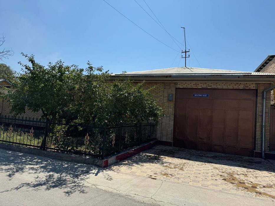 Участок сотилади 5 соток . Сутиги 30 мингдан