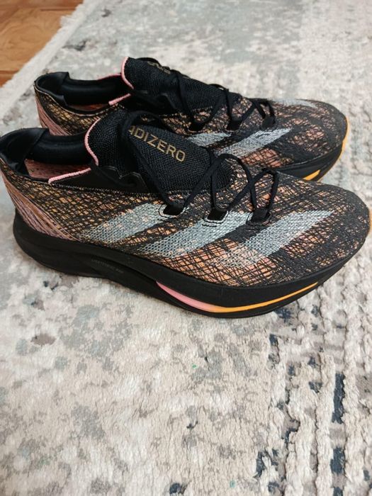 Кроссовки спортивные