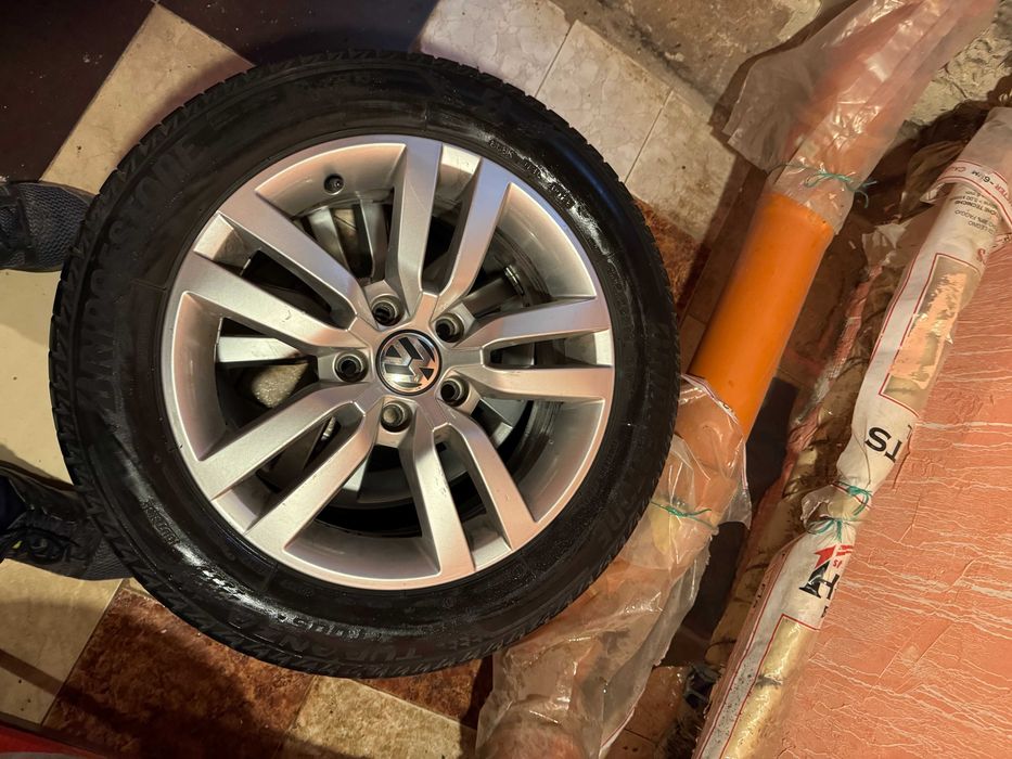 Продавам летни гуми с джанти за VW 205/55/16