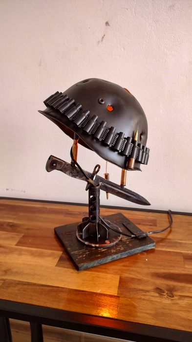 Нощна лампа от реплика на военни принадлежности  каска щик нож патрони