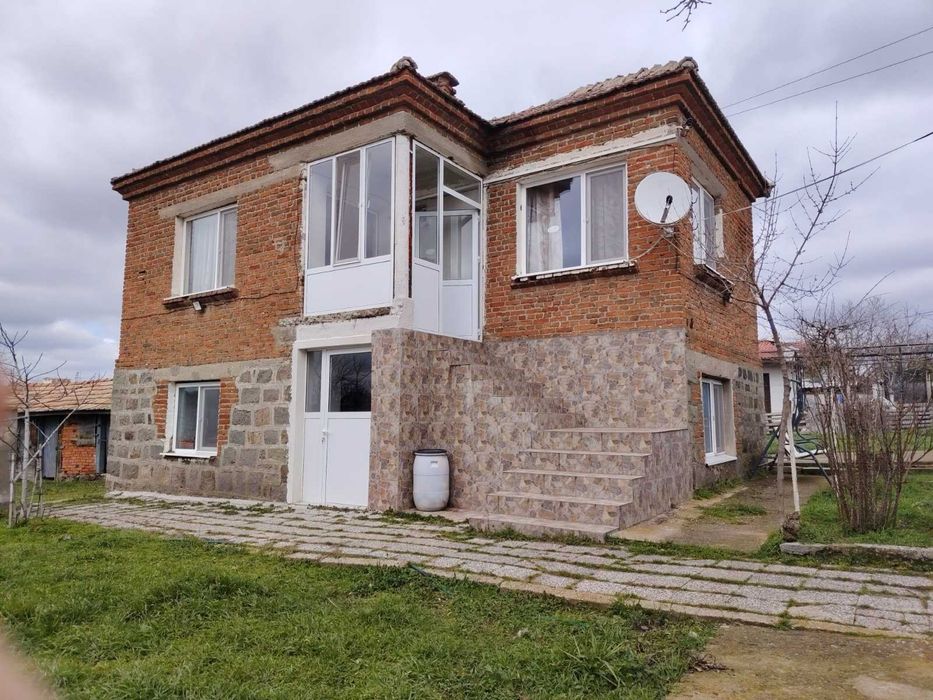 Продавам Масивна Къща в село Трояново