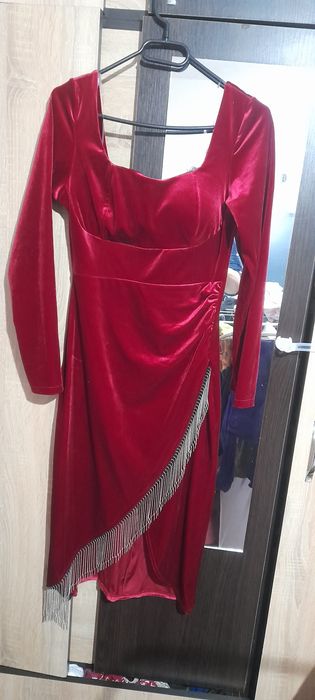 Vând rochița din catifea nouă