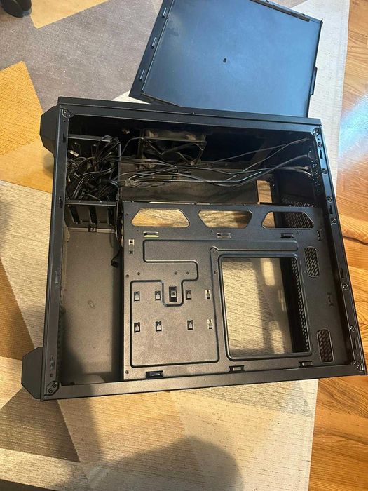 Carcasa pentru PC + 1 ventilator inclus