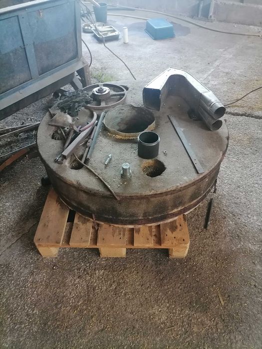 Продавам каменна мелница