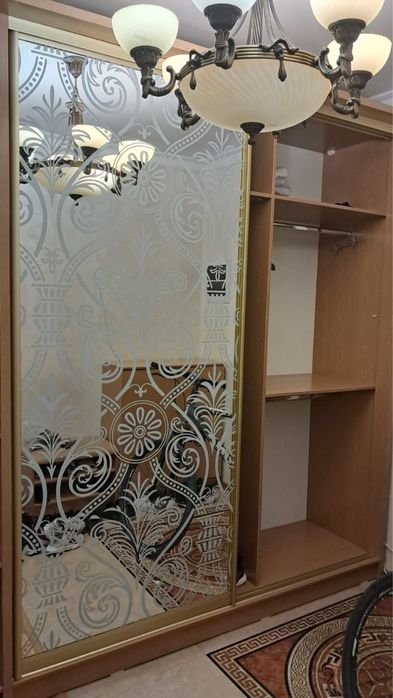 Продам шкаф-купе с зеркалом и витражом