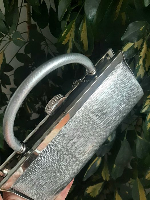 Poseta argintie eleganta, noua din piele,cu lant pe umar pentru ocazie