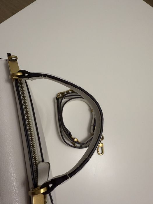 Дамска малка бяла чанта Guess