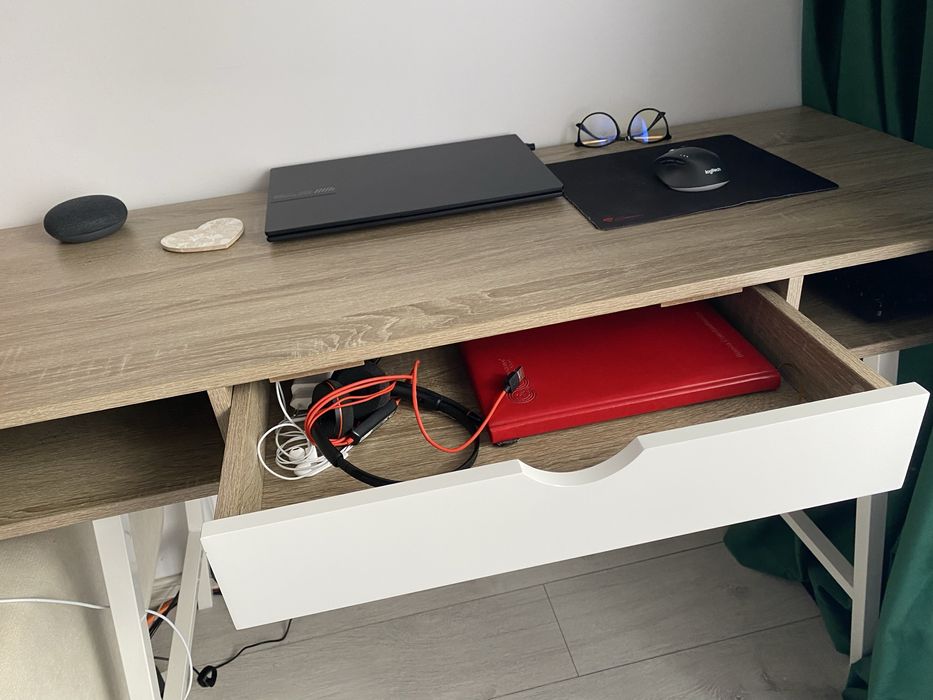 Birou cu sertar pe mijloc