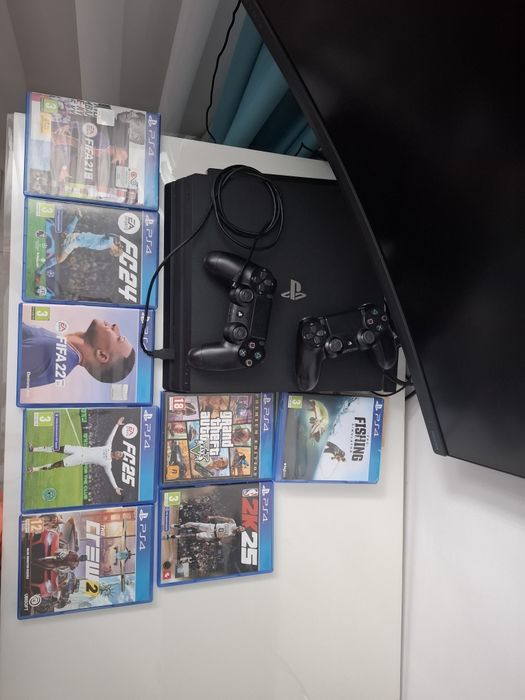 Vand Ps 4Pro ,1 TB cu 8 jocuri(CD)