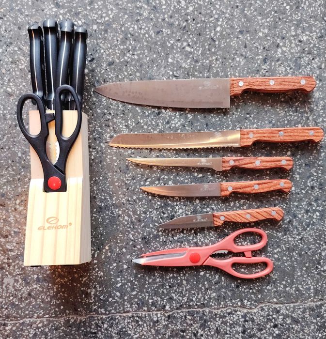 комплект ножове с дървена стойка