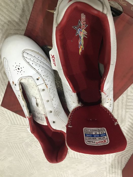 Спортивная обувь.