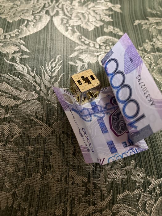 Игрушка киндер золотая