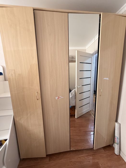 Шкаф для одежды с зеркалом