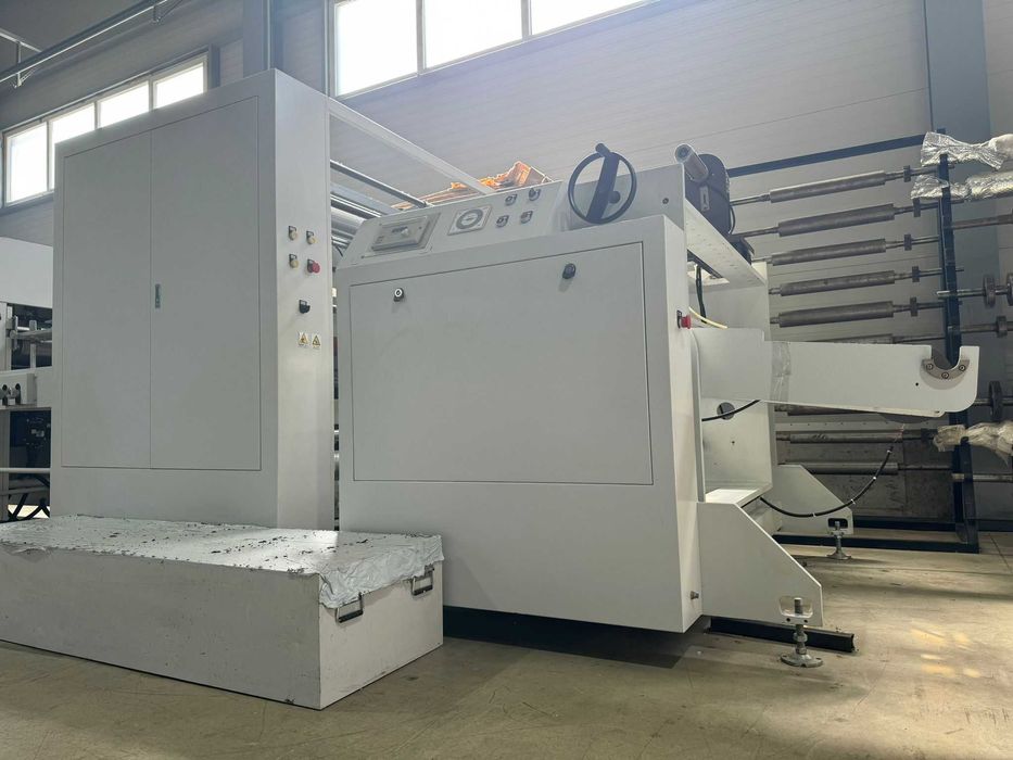 Mașina de fabricat/produs pungi din hârtie Kraft.