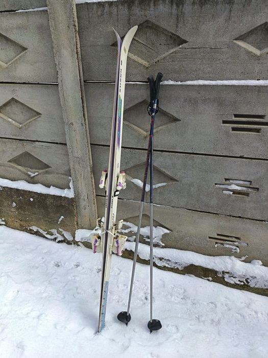 Vînd skiuri plus bețe plus clăpari toate la 160 lei